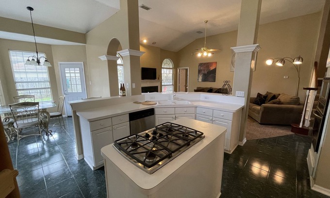 Porter Maison | Beautiful Houston Superb 4/5 bedroom Executive Home