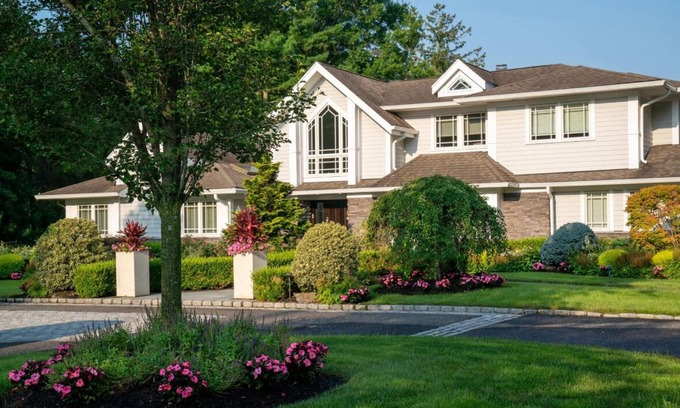 Old Westbury Maison | Beautiful immaculate spacious home in Old Westbury available for Ryder Cup