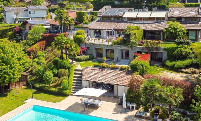 Casnate Con Bernate Villa | Maison de vacances avec climatisation, WIFI, piscine privée, TV, patio, vue panoramique, parking