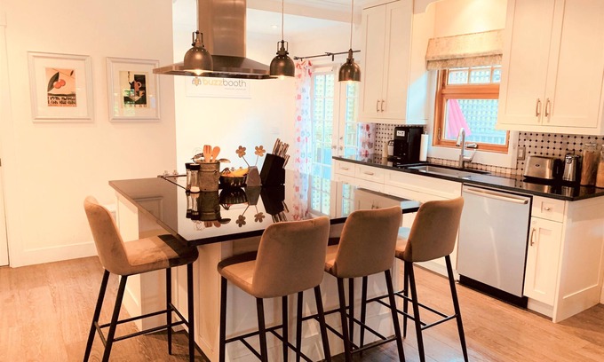 Kitsilano Maison | Beautiful Kitsilano 3 Bedroom, 2.5 Bathroom Near the Ocean