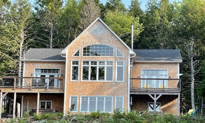 Sheffield Maison | Beautiful Lakefront Home on Indian Lake
