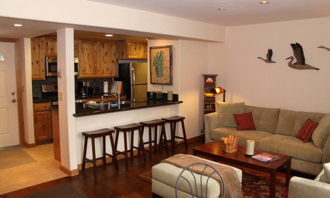 Lake Forest Maison | Belle Lake Forest Condo, 2BD / 2BA, piscine, bain à remous, à proximité du lac et de la ville.