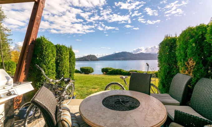 Scotch Creek Copropriété | Beautiful Lake front condo with amazing views - Shuswap Vacations.