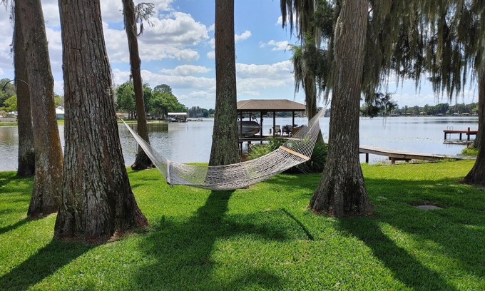 Lutz Maison | Belle maison au bord du lac. Grande pêche à l'achigan.