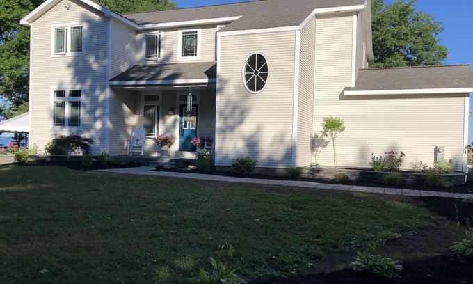 Pulaski Maison | Beautiful Lake Front Property…A relaxing “Happy Place” of sunsets!