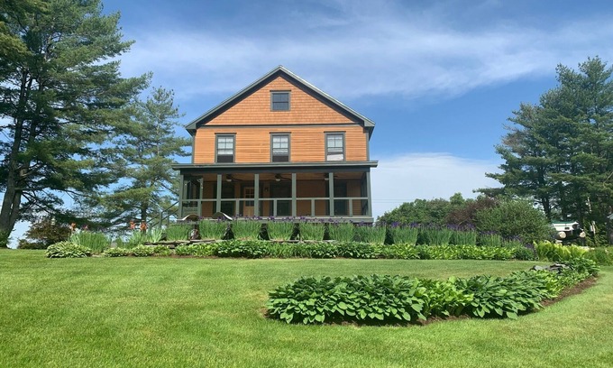 Wells Maison | Beautiful Lake-side home in Wells, VT