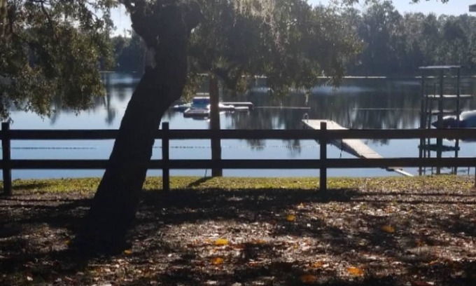 De Leon Springs Cabine | Belle propriété au bord du lac avec des cabines entièrement meublées!