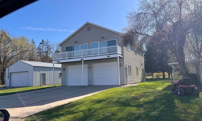 Allegan Maison | Beautiful Lake Views with Balcony - Elevated Ranch in Allegan