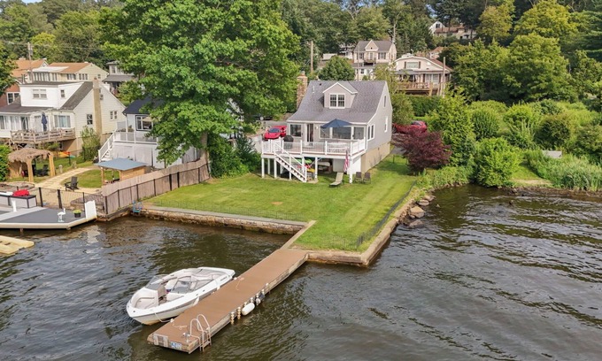 Lake Hopatcong Cottage | Chalet mignon et confortable au bord du lac avec de nombreux équipements.