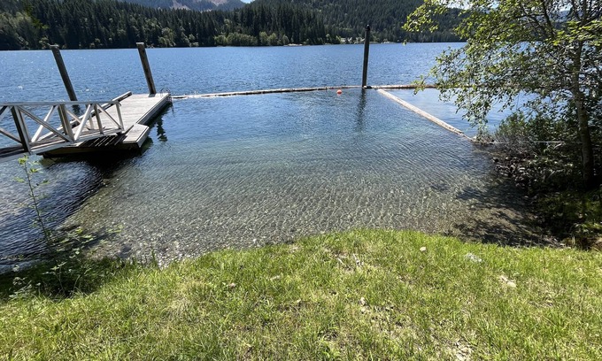 Youbou Maison | Beautiful lakefront house with private dock