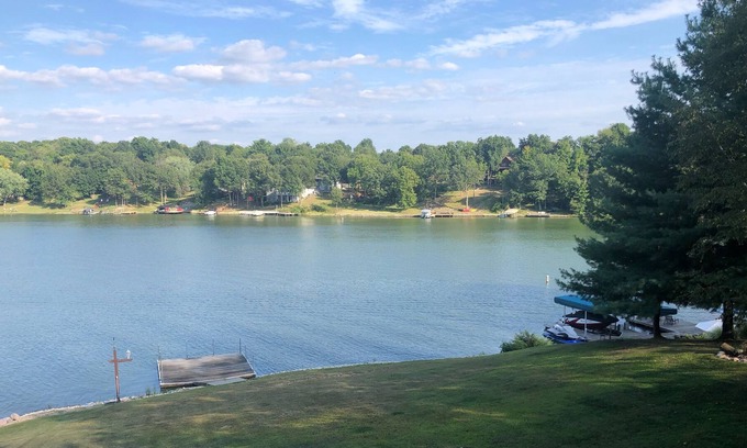 Oak Run Cabine | Beautiful Lakefront Authentic Log Cabin