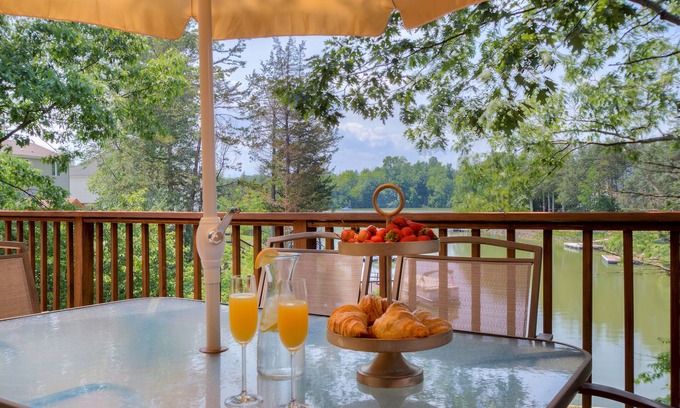 Athens Maison | Beautiful Lakefront Chalet, 20 mins to Hudson, close to skiing
