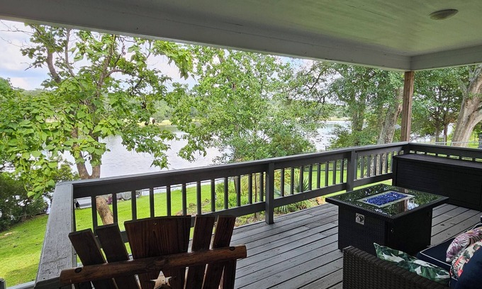 Hilltop Lakes Maison | Lakehouse at Hilltop Lakes near College Station and Bryan