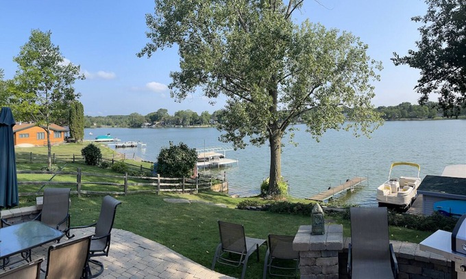 Lake Shangrila Maison | Lakehouse charmant bord de l'eau près de Chicago w pontoon Boat. 12 personnes. Yoga aussi!