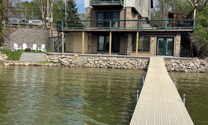 Livonia Maison | Beautiful Lakehouse with Pontoon and Hot Tub