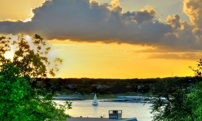 Lakeway Maison | Beautiful LAKEVIEW one story home 30 minutes from downtown Austin!