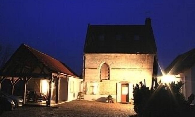 Wambercourt Maison | Belle, grande chapelle convertie en un acre de terrain paysagé