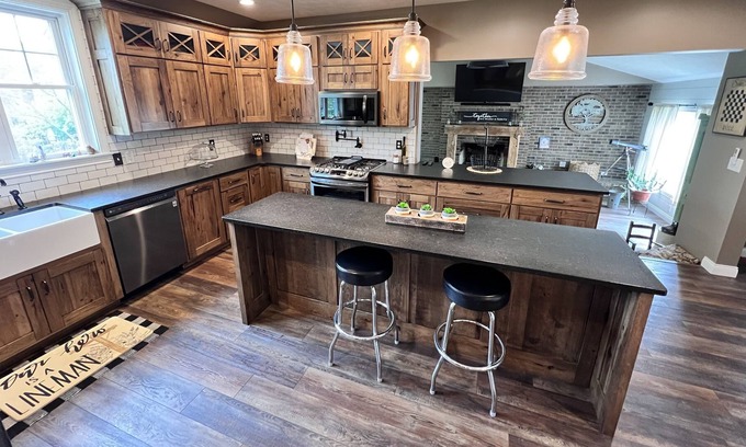Linton Maison | Beautiful large home with a Fire Place and large kitchen!!