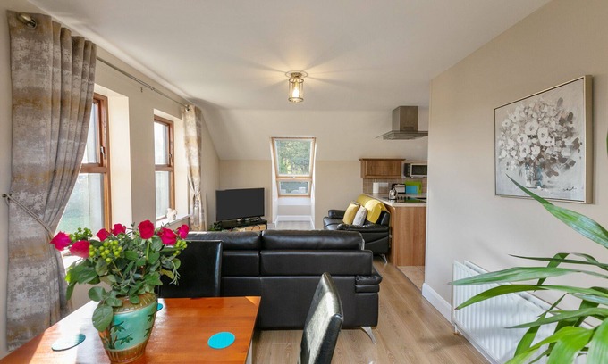 Bryansford Appartement | Beautiful loft apartment ,5 min to great hiking trails