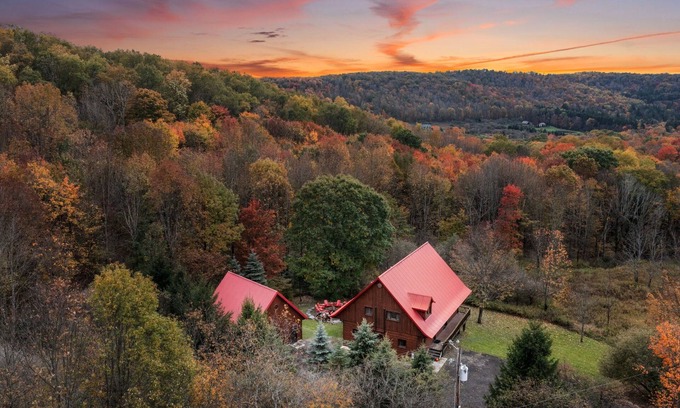 Ellicottville Chalet De Ski | Beautiful Log Cabin! Hot-Tub, Bonfire & Private Yet 4 Mins to Downtown!