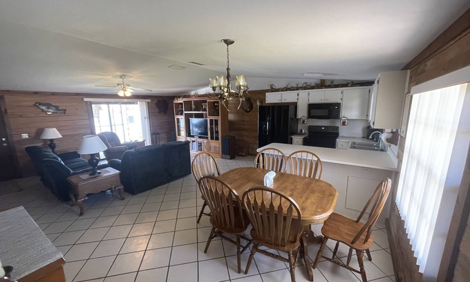 Bartow Maison | Beautiful log cabin on private lake