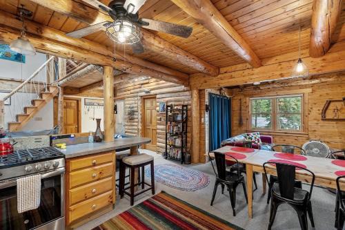 East Wakefield Maison | Beautiful Log Cabin on Belleau Lake -2900 sqft!