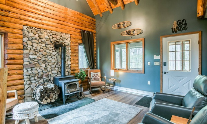 Bloomfield Cabine | Beautiful Log Cabin Tucked Away on 5 Acres