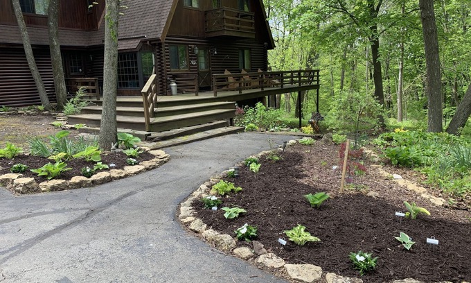 The Galena Territory Cabine | Beautiful Log Cabin with Fireplace, Fire Pit, Hot Tub & Wifi