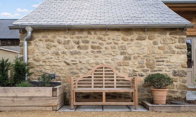 Little Coxwell Maison | Beautiful luxury family holiday barn in Cotswolds with hot tub - pets welcome