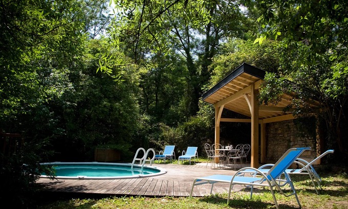 Caylus Maison | Belle maison de maître avec piscine et jardin au bord du village médièval