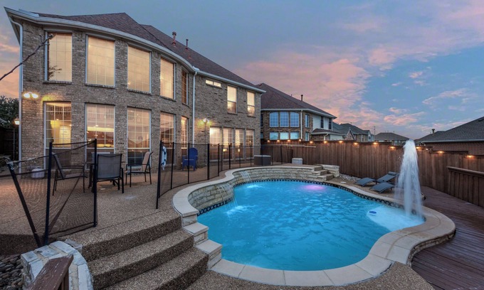 Valley Ranch Maison | Beautiful Mansion w/ Pool + Huge Gameroom