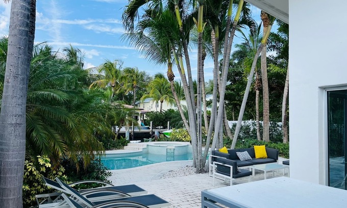 Downtown Fort Lauderdale Maison | Beautiful Mid-Century Modern SFR on the water , 10 minutes from Las Olas Blvd