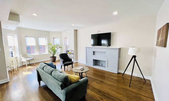 South Shore Copropriété | Beautiful, modern 3 bed 2 bath condo near Hyde Park, Obama Center and Lakefront