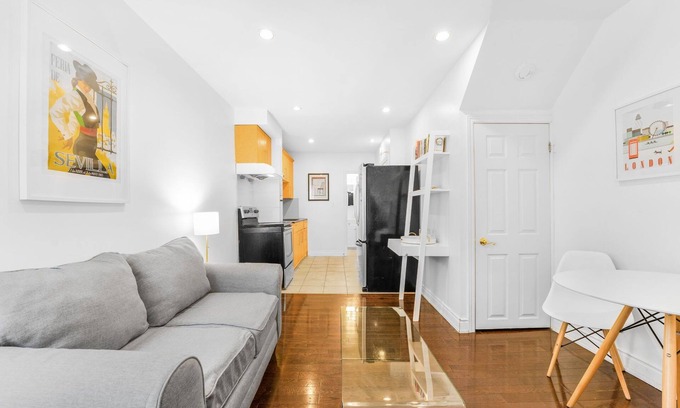 The Pocket Maison | Beautiful modern apartment in east Toronto. Cozy getaway for single or a group.