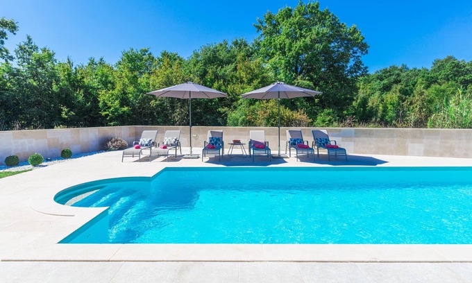 Belavici Villa | Belle villa familiale moderne avec piscine privée
