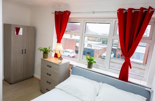 Chadwell Maison | Beautiful Modern Home in London, Free Parking, Family Home, Sleeps 9, Close to Railway Station