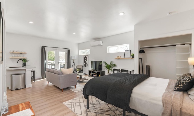 Veterans Park Appartement | Beautiful, modern, open, comfy new studio centrally located in Boise!