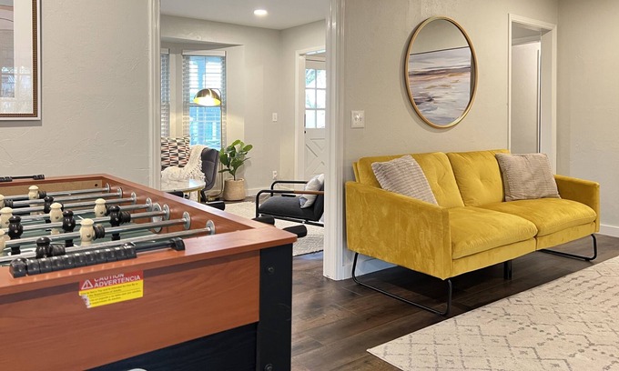 Central Oklahoma City Maison | BEAUTIFUL MODERN FARMHOUSE STAYCATION | BACKYARD | FOOSBALL| GAMES| SLEEPS 14