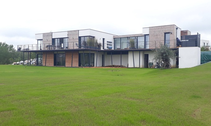Montgeard Villa | Belle Villa moderne avec accès direct au lac. Terrasses, piscine et spa.