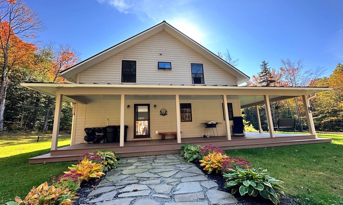 Montgomery Center Maison | Beautiful Mountain Cabin near Jay Peak Resort!