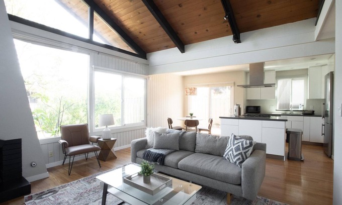 Mountain View Maison | Beautiful Mountain View 2BR w/ A/C, nr Dining & Tech Hubs, by Blueground