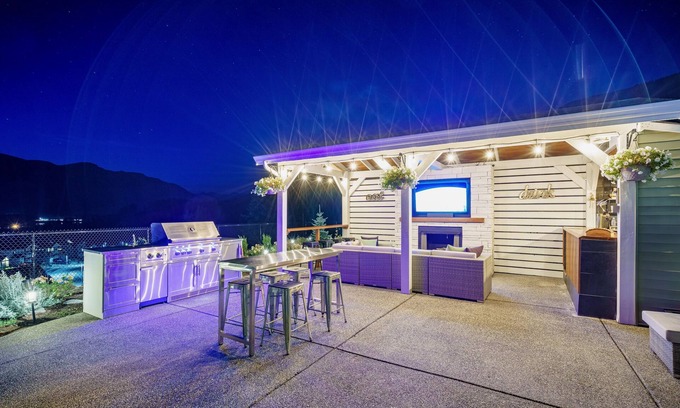 Agassiz Maison | Beautiful Mountain Views 3 bedroom, 2 bathroom guest suite w/hot tub & Sauna
