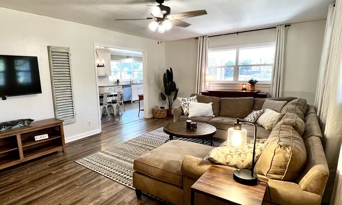 Starkville Maison | Beautiful neighborhood home! 2 miles from campus.