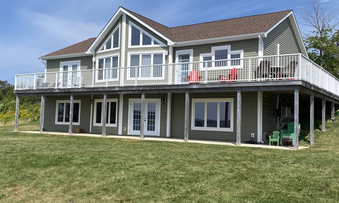 Tracadie Maison | Belle nouvelle maison de 5 chambres avec front de mer avec plus de 3000 sq. Ft of Living Space!