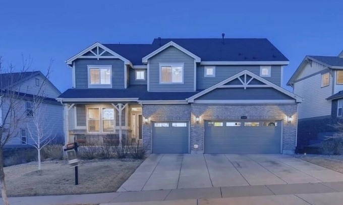 Aurora Appartement | Beautiful, new and spacious walk out basement