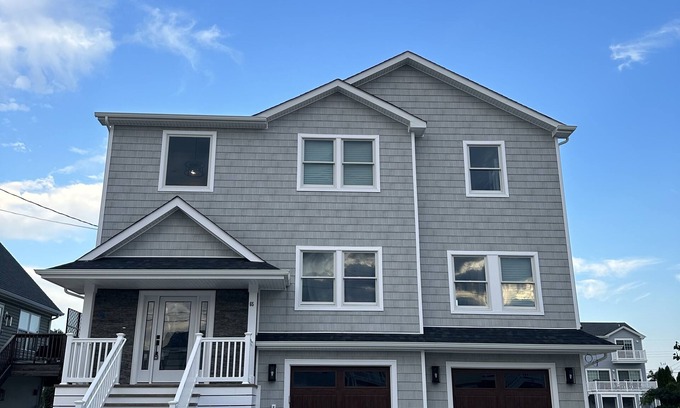 Beach Haven West Maison | Beautiful new home with heated pool on a lagoon