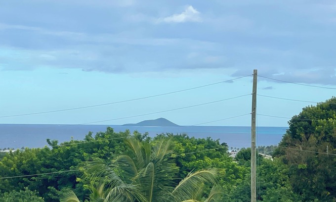 Estate Saint John Copropriété | Beautiful Newly-Renovated 1 BR North Shore Condo with Buck Island Views and Pool