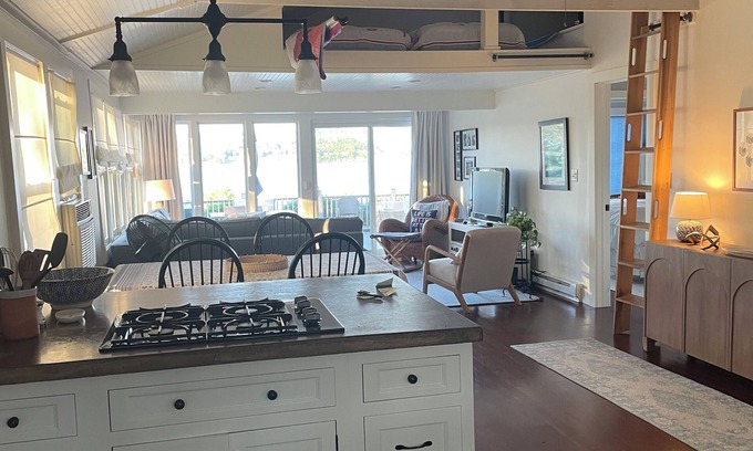 Skaneateles Maison | Beautiful newly renovated lake cottage near Anyelas Winery. 4 miles from Village