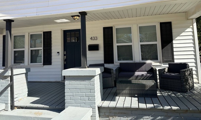 Enid Maison | Beautiful newly renovated black and white house!