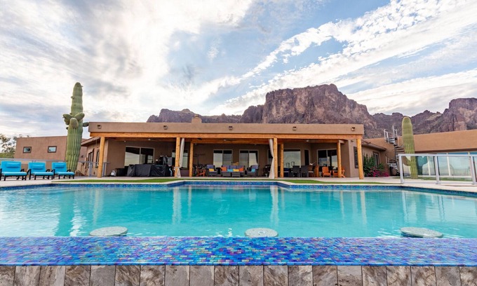 Apache Junction Maison | Beautiful oasis with 40' negative edge pool, swim up bar, hiking in Super. Mtns.